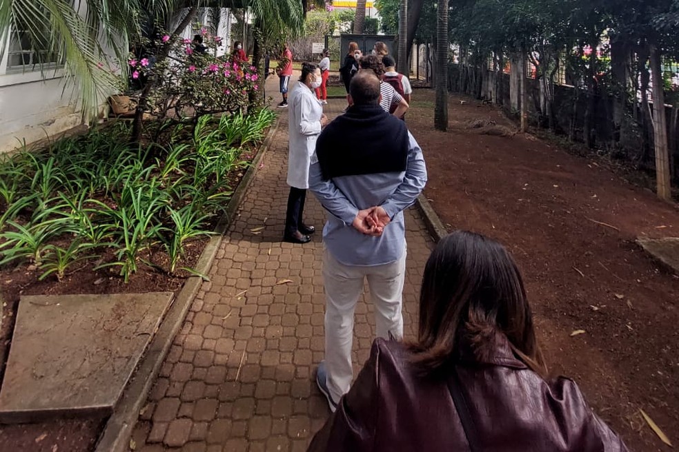 Fila para cadastrar o nome na "xepa" da vacina contra Covid-19 no Centro de Saúde Escola Geraldo de Paula Souza, na Zona Oeste de São Paulo, nesta sexta (18) — Foto: Arquivo pessoal