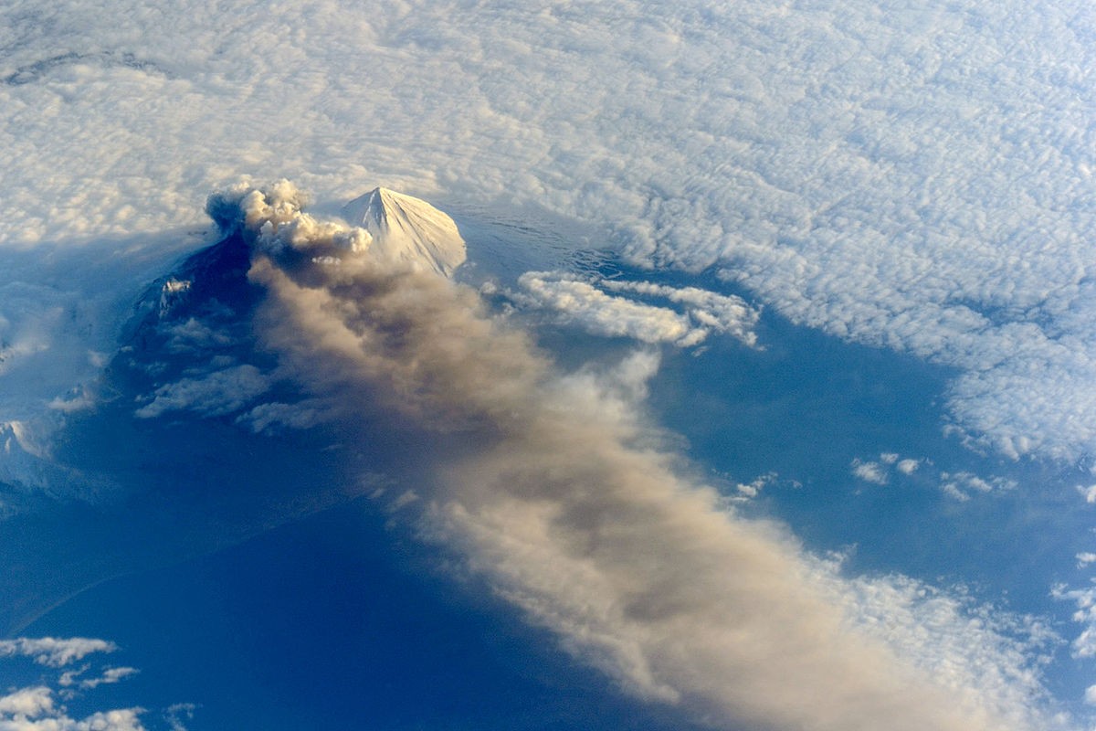 Erupção do Pavlof vista do espaço (Foto: Divulgação/NASA)