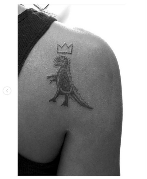 A arte no ombro da filha do ator Chris Rock em homenagem ao artista plástico Jean-Michel Basquiat (1960-1988) (Foto: Instagram)