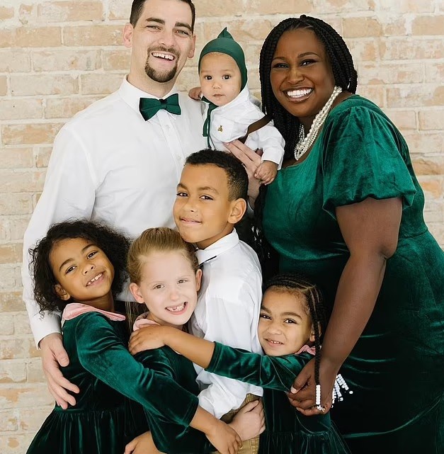 Jenna, o marido e os cinco filhos (Foto: re)