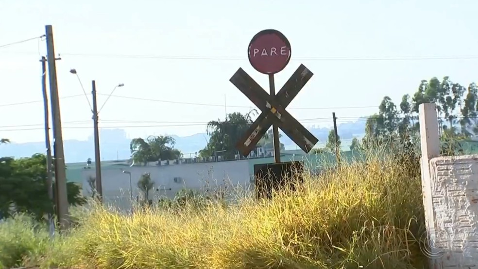 Moradores reclamam de mato alto e acÃºmulo de lixo em linha fÃ©rrea de Itapetininga â€” Foto: ReproduÃ§Ã£o/TV TEM