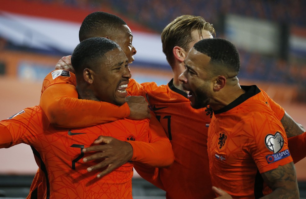 Bergwijn e Memphis Depay comemoram vitória da Holanda contra a Noruega — Foto: Pascal Rossignol/Reuters
