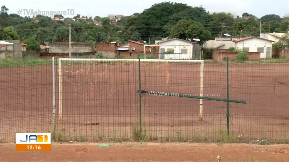 Menino foi baleado em campinho enquanto jogava futebol — Foto: Reprodução/TV Anhanguera