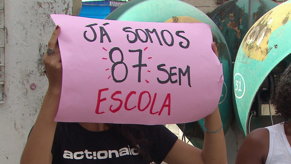 Em marÃ§o, a populaÃ§Ã£o do bairro de Passarinho fez um protesto contra a falta de vaga nas escolas  (Foto: ReproduÃ§Ã£o/TV Globo)