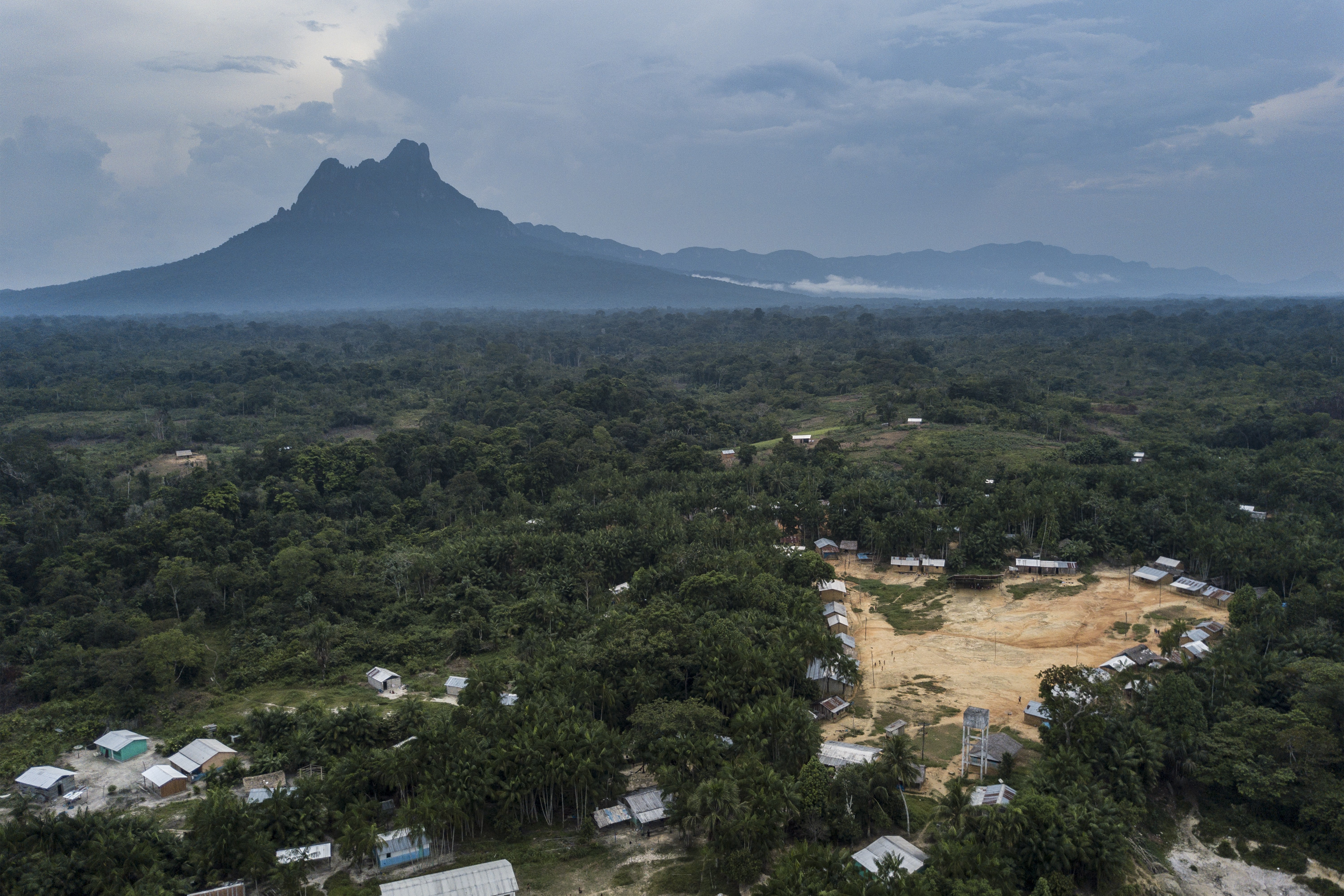 Vista aérea da Comunidade de Maturacá com a Serra do Opota ao fundo, Terra Indígena Yanomami (AM) (Foto: Rogério Assis / ISA)