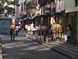 Agentes patrulhavam a pé as ruas do Centro do Rio neste sábado (2) (Foto: Mariana Cardoso/G1)