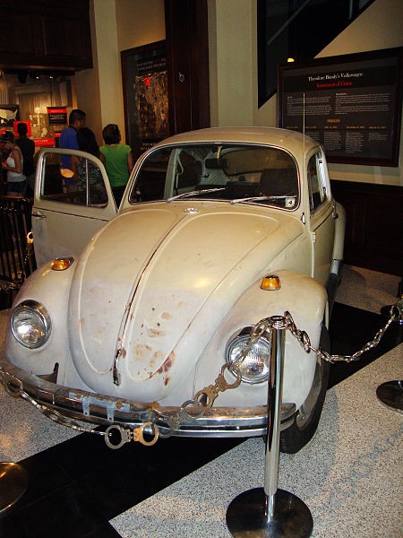 Volkswagen Beetle 1968 de Ted Bundy no qual ele cometeu muitos de seus crimes. Veículo em exposição no extinto Museu Nacional de Crime e Castigo (EUA) (Foto: Wikimedia Commons)