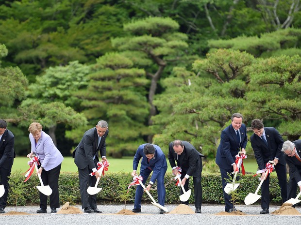 Líderes do G7 plantam árvores no Japão (Foto: Stephane de Sakutini/AFP)