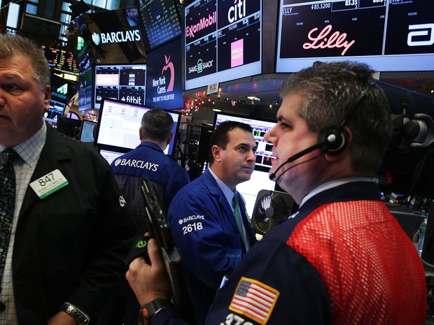 Operadores trabalham em Wall Street em dia de anúncio do Fed, nesta quarta-feira (16) (Foto: SPENCER PLATT/GETTY IMAGES NORTH AMERICA/AFP)