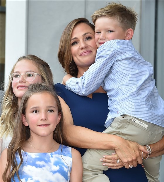 Jennifer Garner e os filhos Violet, Seraphina e Samuel (Foto: Getty Images)