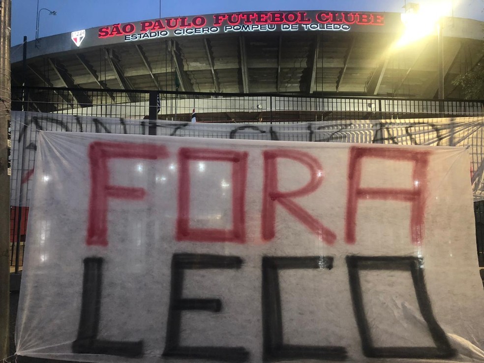Faixa contra o presidente Leco, do São Paulo — Foto: Marcelo Hazan