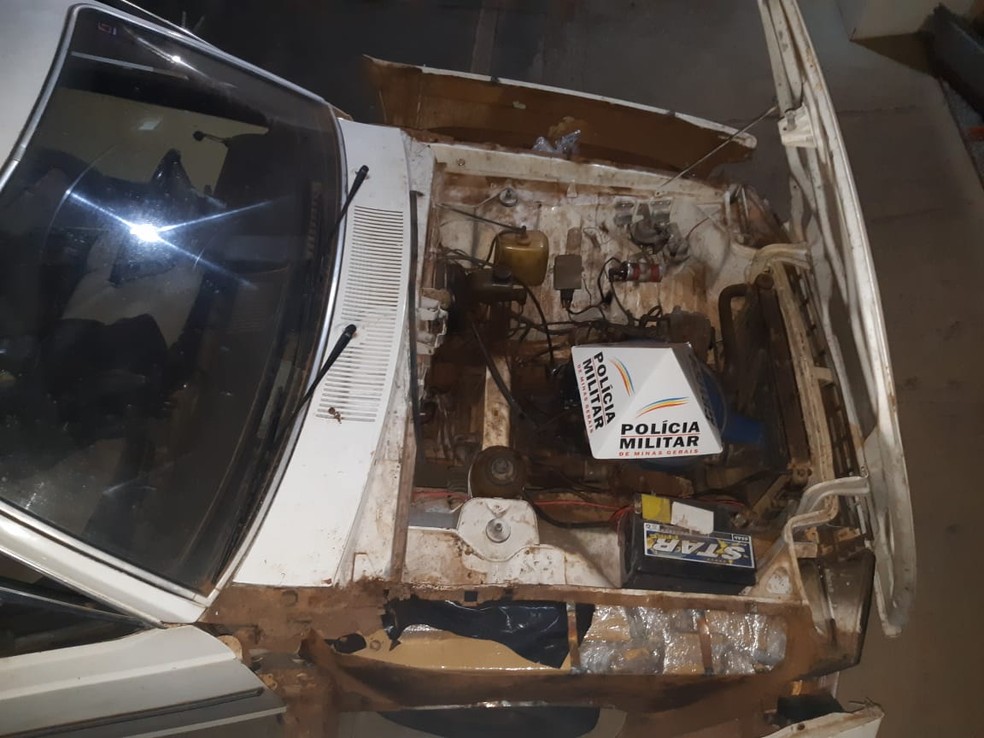 Tabletes estavam escondidos em vários compartimentos do veículo (Foto: Polícia Militar Rodoviária/Divulgação)