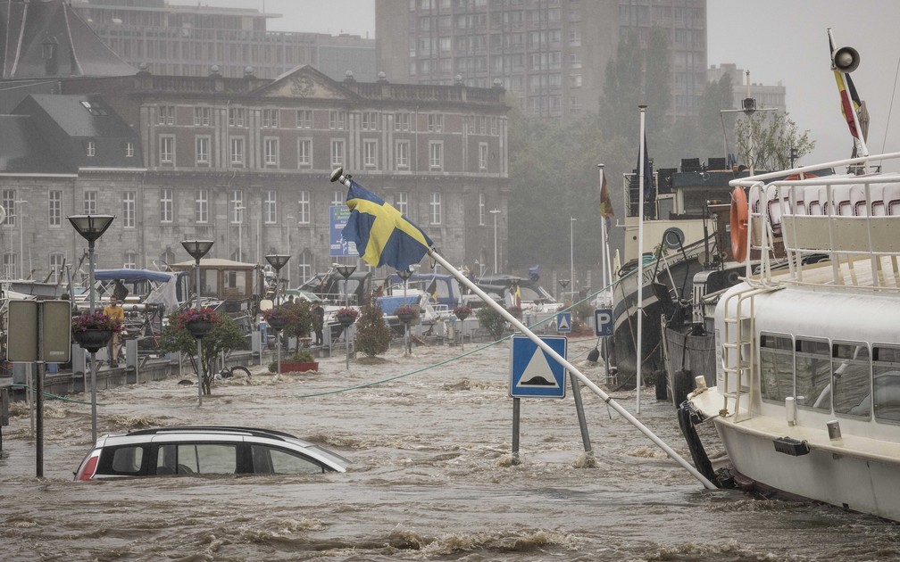 Carro flutua no rio Meuse durante forte enchente em Liège, na Bélgica, em 15 de julho de 2021 — Foto: Valentin Bianchi/AP