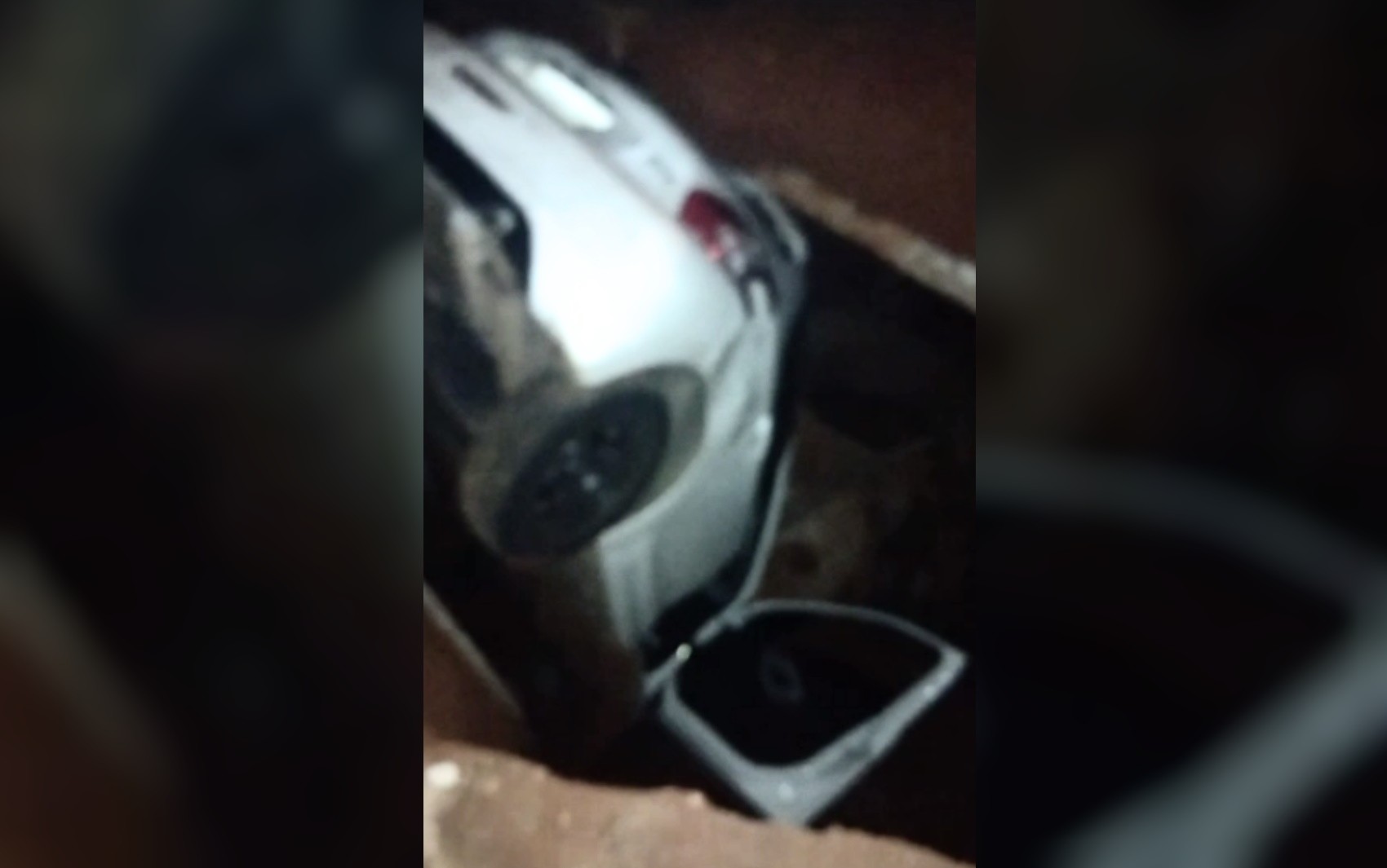 Carro é 'engolido' por buraco aberto em rua de Aparecida de Goiânia