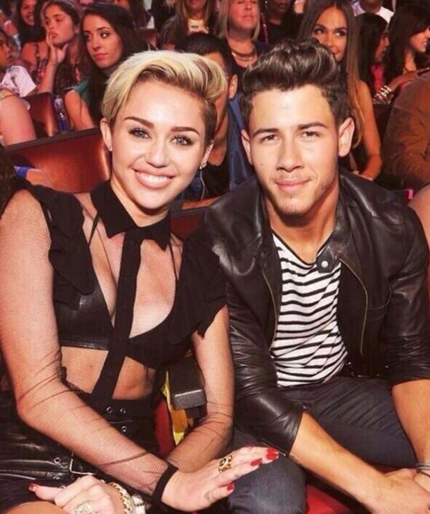 Nick Jonas aparece em foto com Miley Cyrus Minha primeira paixão Quem Popquem