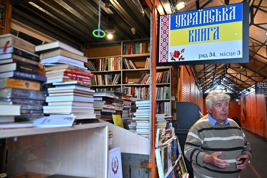 Vendedores de livros no mercado de Petrivka, em Kiev