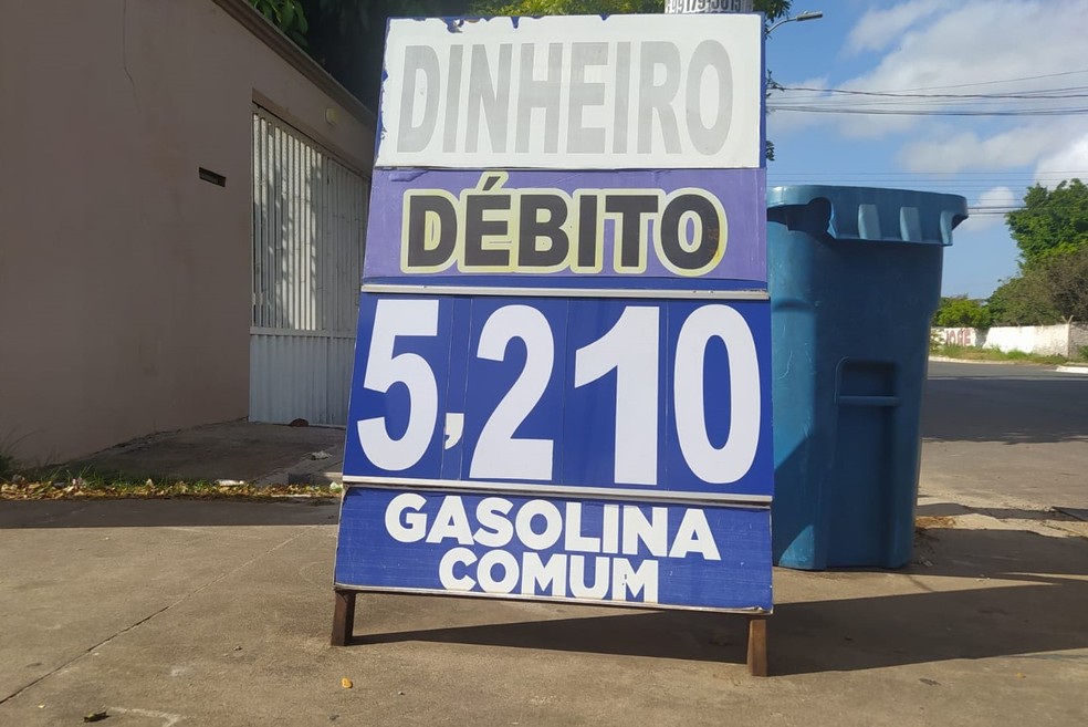 Preço da gasolina ultrapassa R$ 5,2 em postos de combustíveis no Macapá — Foto: Núbia Pacheco
