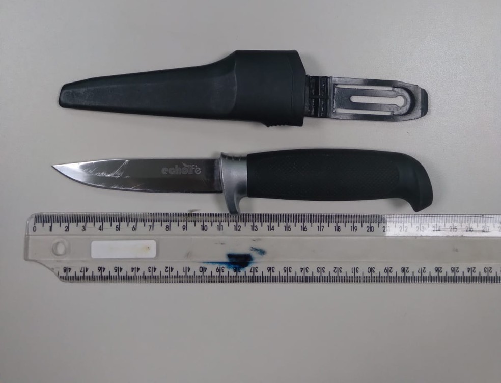 Faca tática encontrada com homem que stalkeava e ameaçava ex-companheira, no DF — Foto: PCDF/Divulgação
