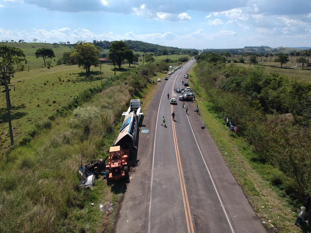 Acidente entre ônibus e caminhão deixou dezenas de mortos em rodovia de Taguaí (SP) — Foto: William Silva/TV TEM