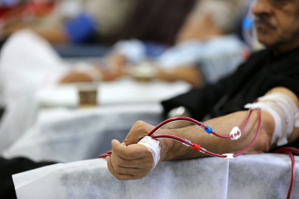 Paciente faz hemodiálise na Faixa de Gaza. — Foto: Momen Faiz / NurPhoto via AFP/ Arquivo