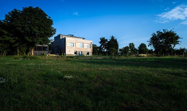 Casa de fazenda na Inglaterra tem arquitetura moderna  (Foto: David Butler / Divulgação)
