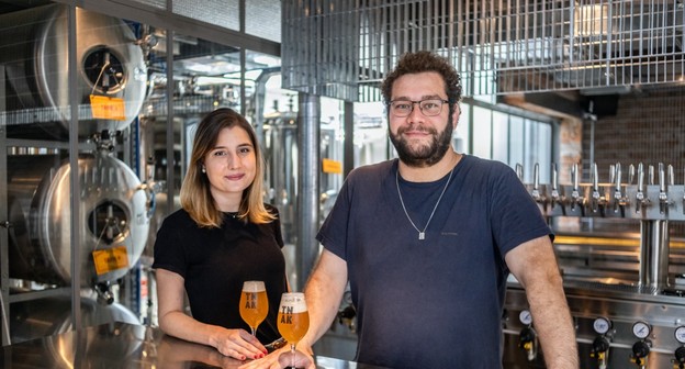 Casal apaixonado por cerveja tem bar, marca própria e já criou mais de 100 receitas da bebida