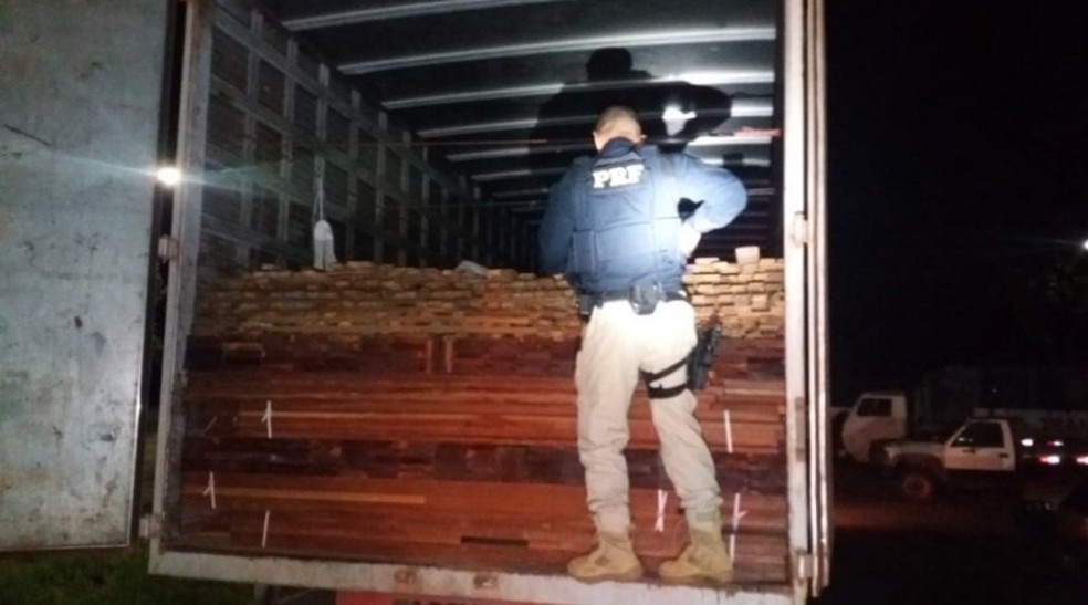 Polícia Rodoviária Federal (PRF) apreende mais de 50m³ de madeira ilegal em Altamira, sudoeste do Pará — Foto: Polícia Rodoviária Federal