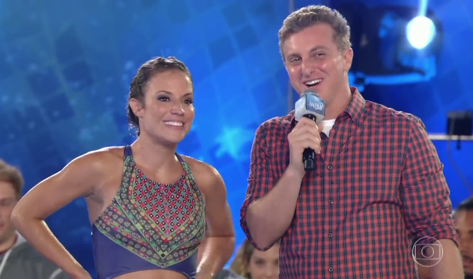 Maíra Charken sorri ao ouvir suas notas (Foto: TV Globo)