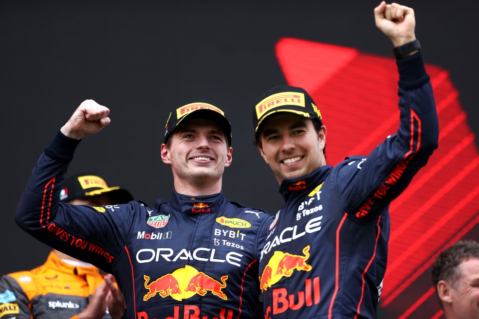 Max Verstappen e Sergio Pérez comemoram a dobradinha no pódio do GP da Emilia-Romagna — Foto: Alex Pantling/F1 via Getty Images