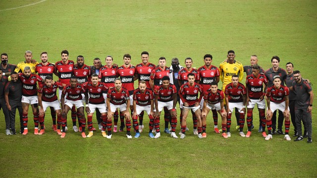 Elenco do Flamengo posa para foto antes de clássico contra o Fluminense, pela final do Carioca 2021