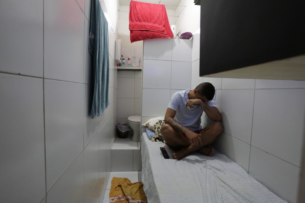 Detento em cela com cama e revestimento em cerâmica no Complexo do Curado, no Recife — Foto: G. Dettmar/CNJ