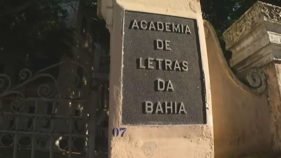 Placa na sede da Academia de Letras da Bahia  — Foto: Reprodução/TV Bahia 