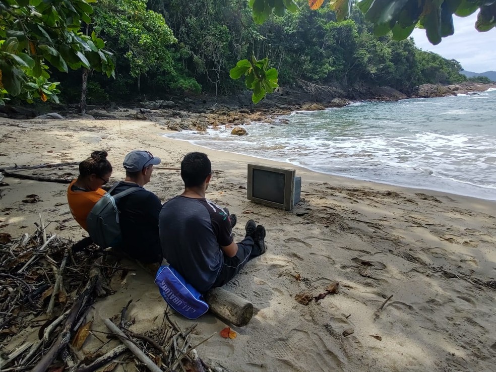 Grupo achou TV no mar em praia em Ubatuba — Foto: Edgard Batista/Arquivo Pessoal