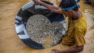 Homem trabalha na mineração de diamantes em depósito de cascalho na aldeia Cempaka, em Banjarbaru, Indonésia  — Foto: ADITYA AJI / AFP