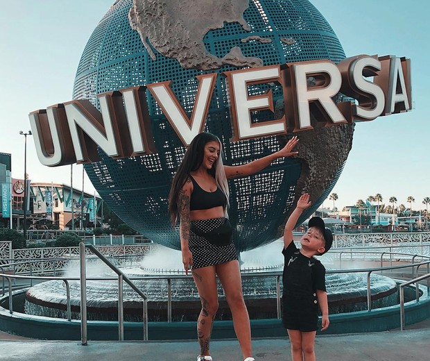 Mãe e filho, nos parques da Universal, em Orlando (EUA) (Foto: Reprodução/Instagram)