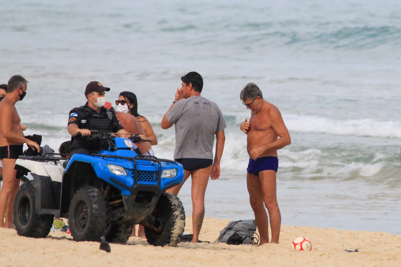 Renata Gaúcho e amigos são advertidos pela polícia na praia de Ipanema (Foto: AgNews)