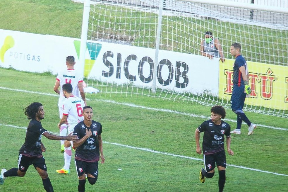 VItinho fez o gol do Santa Cruz de Natal diante do Am&eacute;rica-RN &mdash; Foto: Alexandre Lago