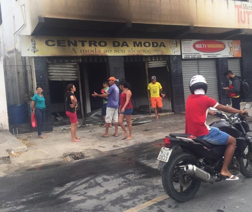 Estabelecimentos foram queimados durante ataque criminoso na cidade de Chorozinho, no interior do Ceará, nesta segunda-feira — Foto: Sistema Verdes Mares/Reprodução