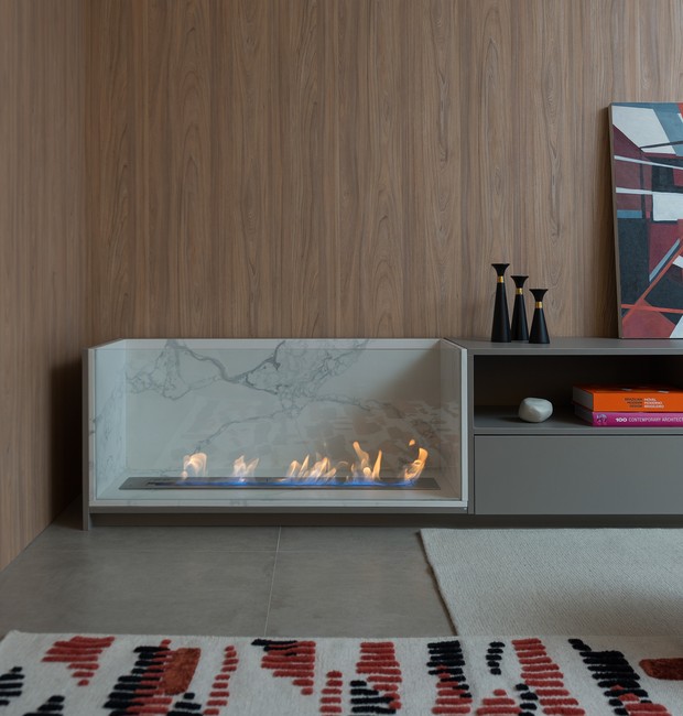 A arquiteta Barbara Dundes criou o espaço para a lareira ecológica no rack da sala de estar para aquecer nos dias mais frios e deixar o ambiente mais aconchegante. O modelo é da K3 Imports (Foto: Manu Oristanio/Divulgação)
