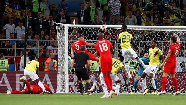 PÃªnalti de Carlos Sanchez em Harry Kane