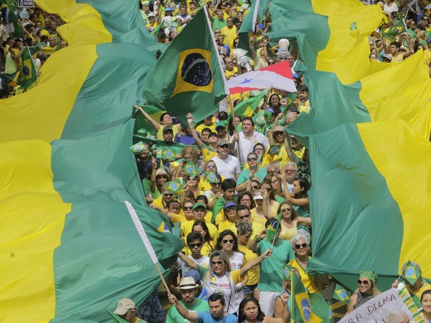 BELÉM - Manifestantes levam faixas nas cores da bandeira brasileira e gritam “Fora Dilma”. (Foto: Tarso Sarraf/O Liberal)