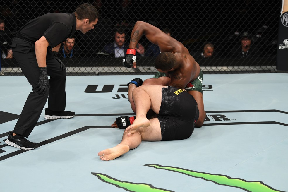 Maurice Greene desfere os golpes que nocautearam Junior Albini no UFC Minneapolis — Foto: Getty Images