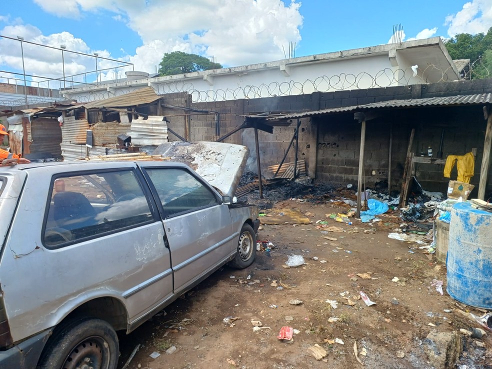 Fogo atingiu parte de uma veículo que estava no local — Foto: Corpo de Bombeiros/Divulgação