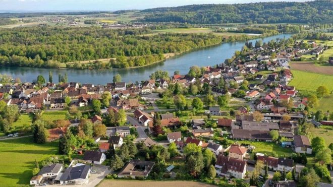 BBC - A cidade alemã de Büsingen am Hochrhein está totalmente cercada pela Suíça (Foto: Alamy/BBC)