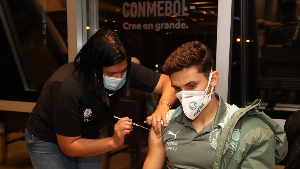 Raphael Veiga, do Palmeiras, recebe a primeira dose da vacina contra a Covid-19 em Assunção, no Paraguai — Foto: Cesar Greco
