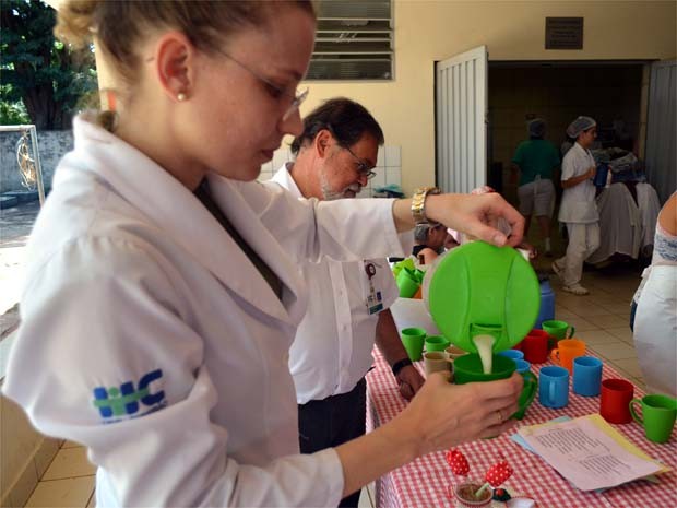 Karina serve o leite enriquecido no último dia de testes em asilo de Ribeirão Preto (Foto: Eduardo Guidini/ EPTV)