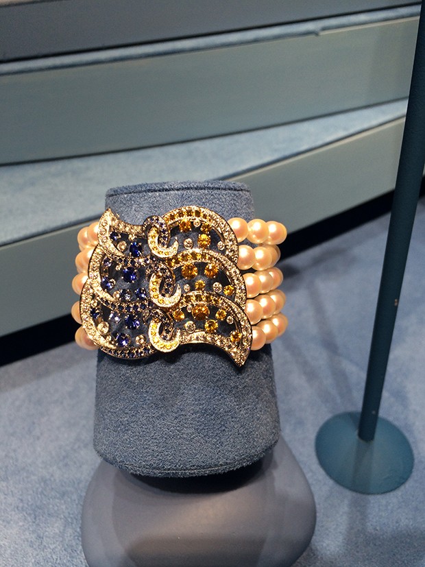 INDIAN AND ATLANTIC SEAS: Benguerra bracelet with blue and yellow sapphires and white cultured pearls. (Foto: Suzy Menkes/ Instagram)