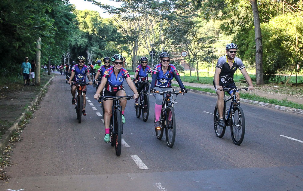 Ciclistas a caminho da casa de Lucas em São Carlos — Foto: Fabio Rodrigues/G1