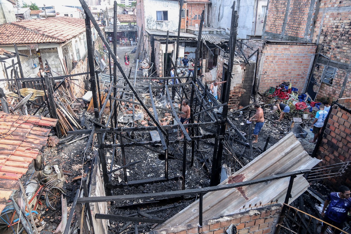 Mais de 10 famílias que tiveram as casas atingidas por incêndio no ...
