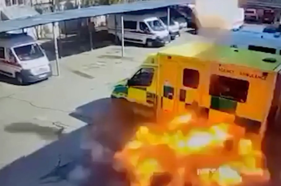 Vídeo mostra momento em que ambulância é atingida por ataque aéreo russo  (Foto: reprodução/NY Post )